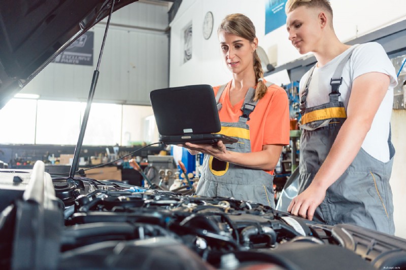 5 essentiële autovaardigheden die tieners moeten beheersen 