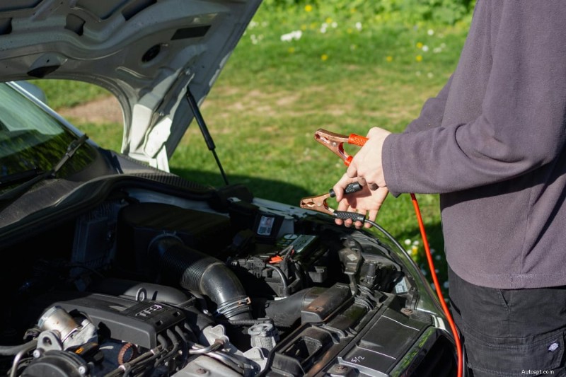 Auto-accu leeg? Leer hoe u uw auto veilig kunt starten 