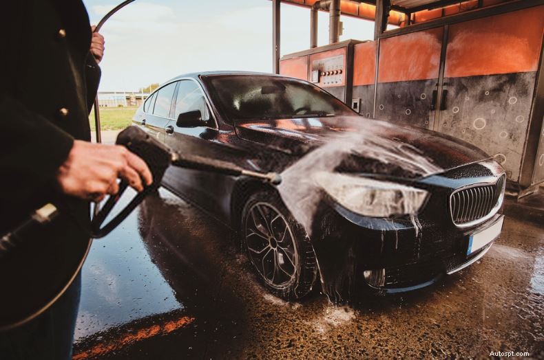 Houd uw auto glanzend:de essentiële gids voor regelmatig wassen en waxen 