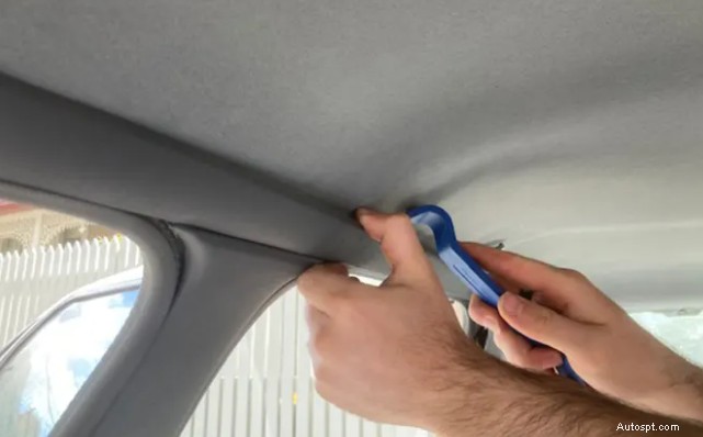 Bescherm het interieur van uw auto:spoor slijtage aan de hemelbekleding op en repareer deze 