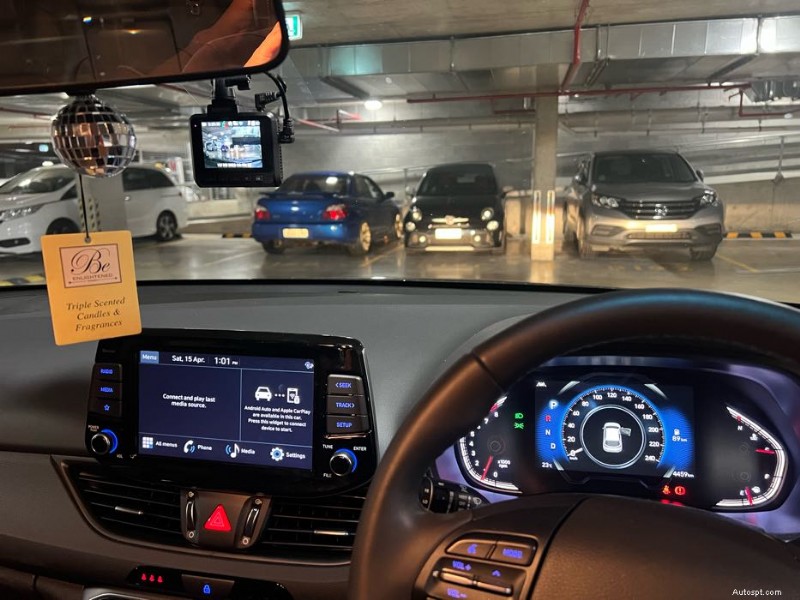 Professionele eenkanaals dashcaminstallatie – opname in vooraanzicht 