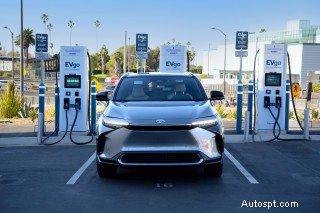 Consumer Reports constateert dat de oplaadnetwerken van Tesla en Rivian aanzienlijk minder problemen hebben dan die van concurrenten 