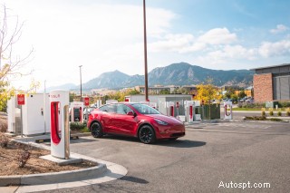 Consumer Reports constateert dat de oplaadnetwerken van Tesla en Rivian aanzienlijk minder problemen hebben dan die van concurrenten 