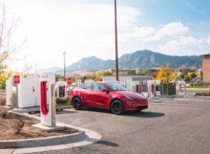 Consumer Reports constateert dat de oplaadnetwerken van Tesla en Rivian aanzienlijk minder problemen hebben dan die van concurrenten 