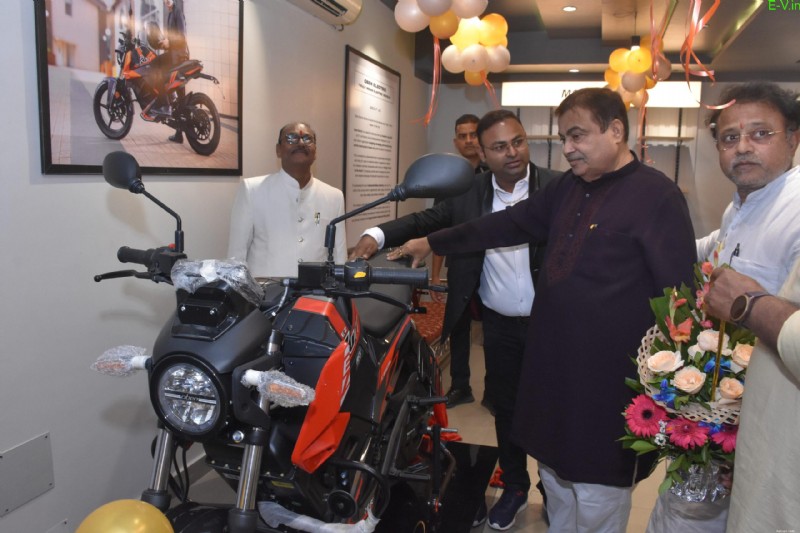Vakbondsminister Nitin Gadkari opent de 75e showroom van Oben Electric in Nagpur 