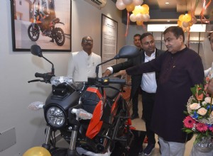 Vakbondsminister Nitin Gadkari opent de 75e showroom van Oben Electric in Nagpur 