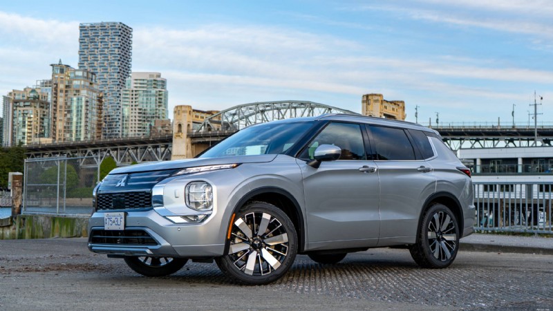 Kort testrapport Mitsubishi Outlander 2026:luxueuze, praktische SUV met drie zitrijen voor stedelijke gezinnen 