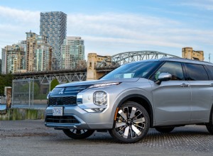 Kort testrapport Mitsubishi Outlander 2026:luxueuze, praktische SUV met drie zitrijen voor stedelijke gezinnen 