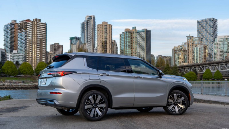Kort testrapport Mitsubishi Outlander 2026:luxueuze, praktische SUV met drie zitrijen voor stedelijke gezinnen 