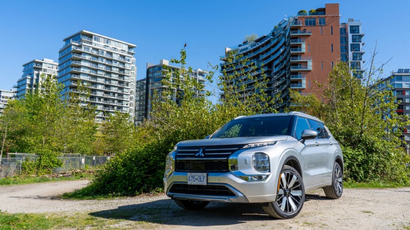 Kort testrapport Mitsubishi Outlander 2026:luxueuze, praktische SUV met drie zitrijen voor stedelijke gezinnen 