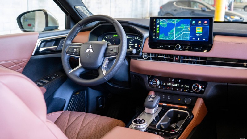 Kort testrapport Mitsubishi Outlander 2026:luxueuze, praktische SUV met drie zitrijen voor stedelijke gezinnen 
