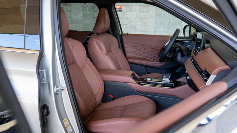 Kort testrapport Mitsubishi Outlander 2026:luxueuze, praktische SUV met drie zitrijen voor stedelijke gezinnen 