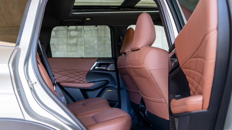 Kort testrapport Mitsubishi Outlander 2026:luxueuze, praktische SUV met drie zitrijen voor stedelijke gezinnen 