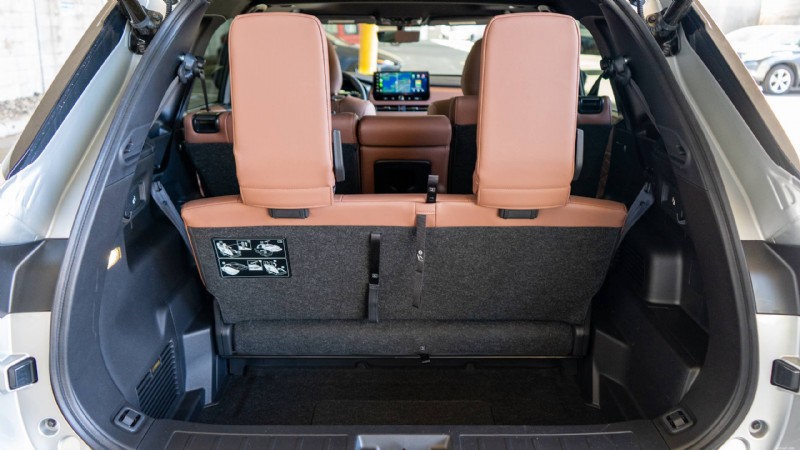 Kort testrapport Mitsubishi Outlander 2026:luxueuze, praktische SUV met drie zitrijen voor stedelijke gezinnen 