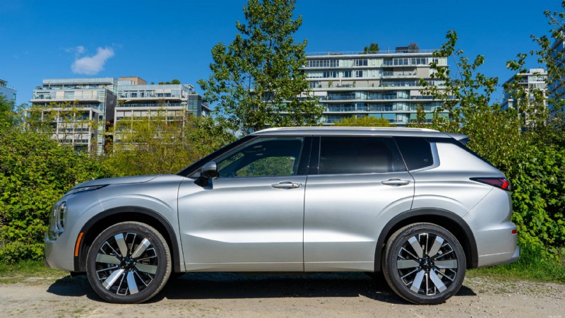 Kort testrapport Mitsubishi Outlander 2026:luxueuze, praktische SUV met drie zitrijen voor stedelijke gezinnen 