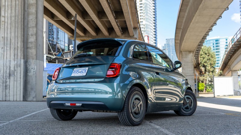 2026 Nissan LEAF versus Fiat 500e:deskundige EV-vergelijking en -recensie 