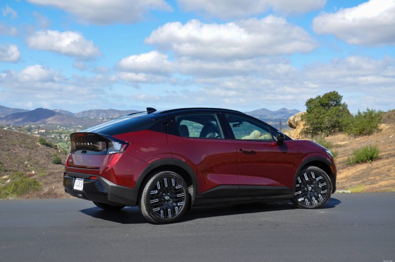 2026 Nissan LEAF versus Fiat 500e:deskundige EV-vergelijking en -recensie 