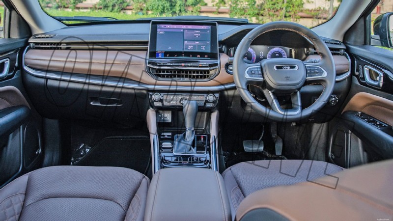 Binnenin de Jeep Meridian Limited 2022:luxe kenmerken en comfort 