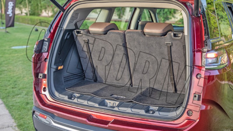 Binnenin de Jeep Meridian Limited 2022:luxe kenmerken en comfort 