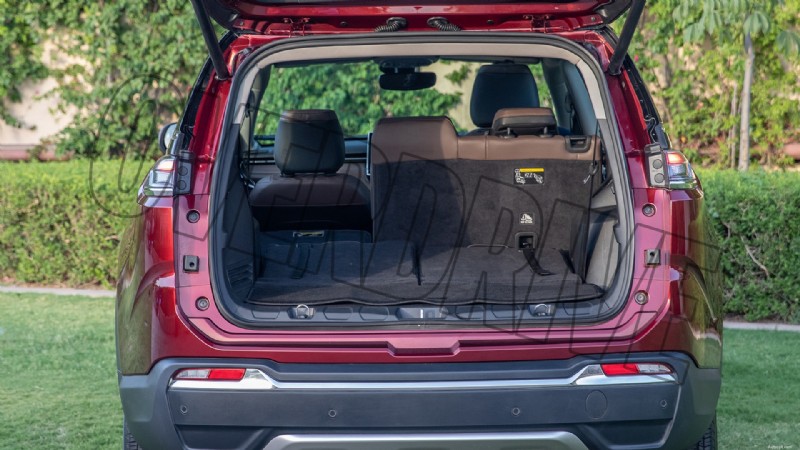 Binnenin de Jeep Meridian Limited 2022:luxe kenmerken en comfort 