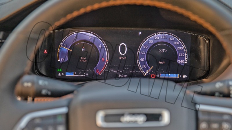 Binnenin de Jeep Meridian Limited 2022:luxe kenmerken en comfort 