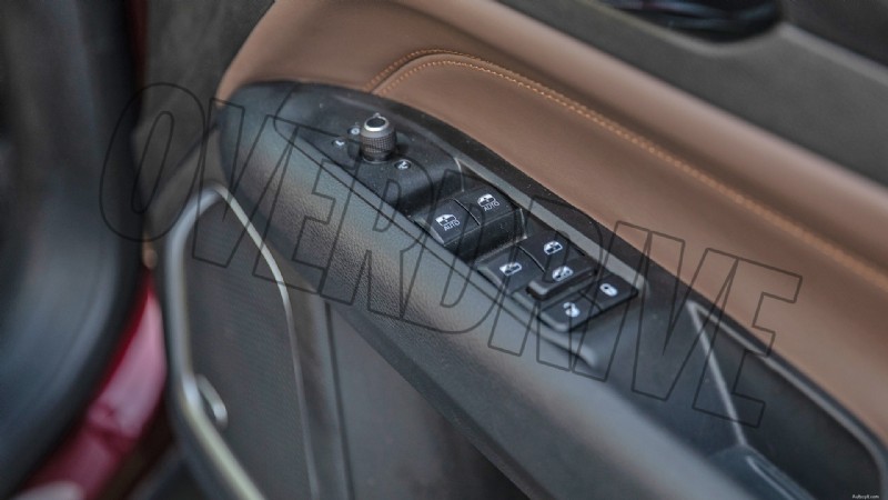 Binnenin de Jeep Meridian Limited 2022:luxe kenmerken en comfort 