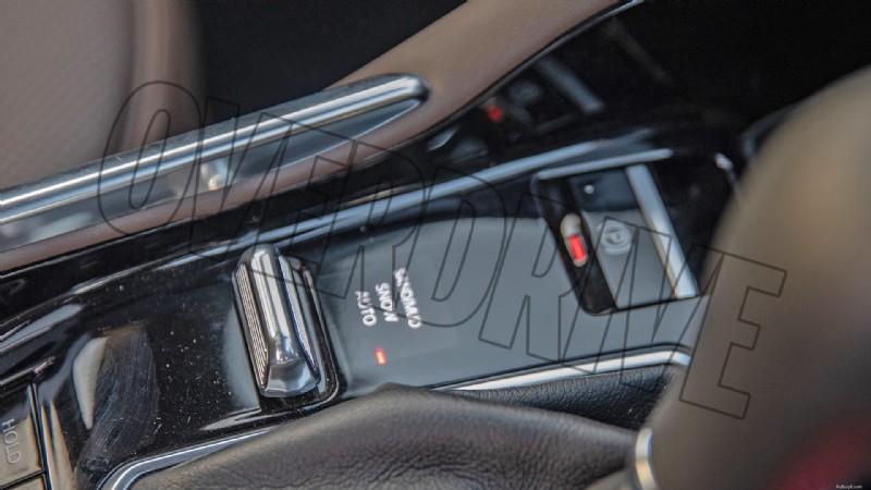 Binnenin de Jeep Meridian Limited 2022:luxe kenmerken en comfort 