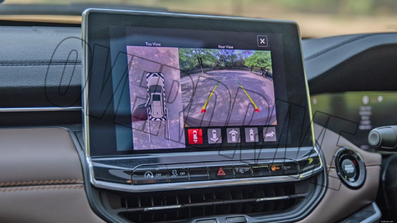 Binnenin de Jeep Meridian Limited 2022:luxe kenmerken en comfort 