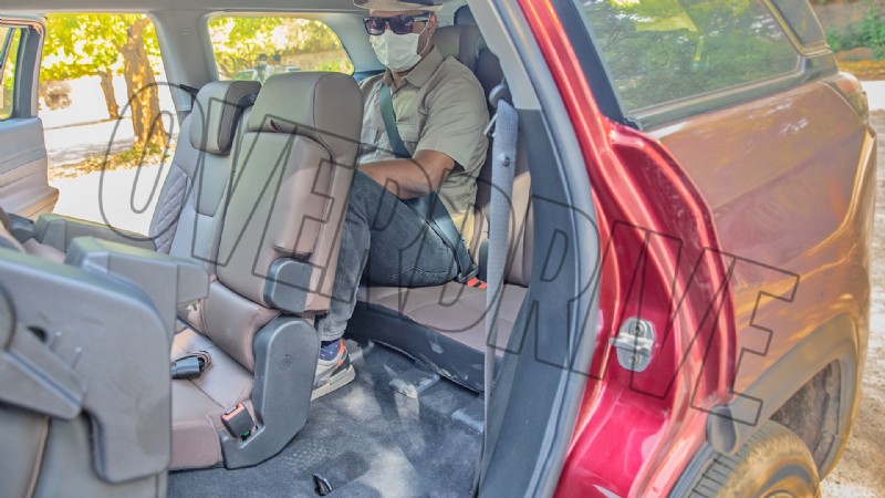 Binnenin de Jeep Meridian Limited 2022:luxe kenmerken en comfort 