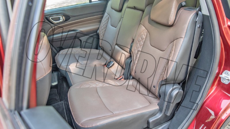 Binnenin de Jeep Meridian Limited 2022:luxe kenmerken en comfort 