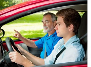 Bescherm uw tienerbestuurder:essentiële veiligheids- en onderhoudstips voor autoruiten 