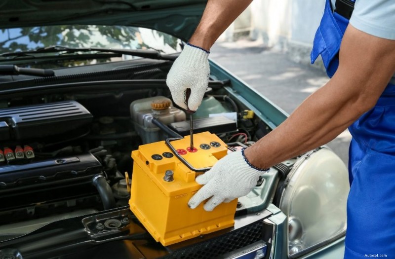 Autoaccu vonkt bij verbinding? Waarom het veilig is en hoe ermee om te gaan 