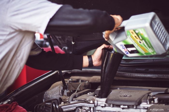 Automotorolie van verschillende merken mengen:wat u moet weten 