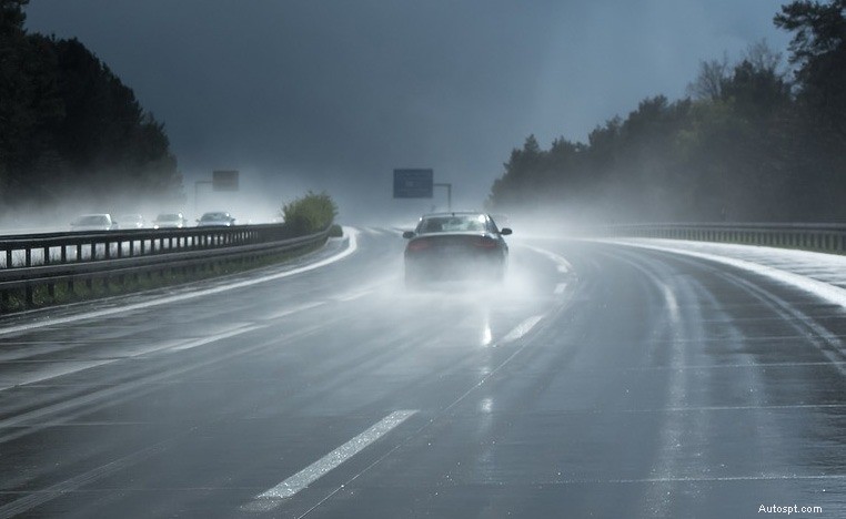 Bescherm uw voertuig tijdens het orkaanseizoen:essentiële tips voor autoonderhoud 