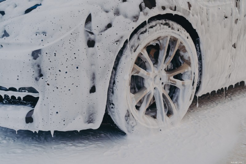 Sneeuwschuim versus autoshampoo:belangrijkste verschillen en hoe u de juiste kiest 