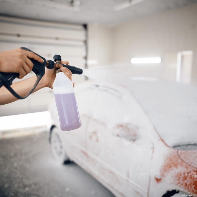 Sneeuwschuim versus autoshampoo:belangrijkste verschillen en hoe u de juiste kiest 