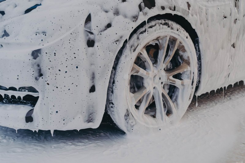 Sneeuwschuim uitgelegd:maak uw auto veilig schoon met wetenschap 