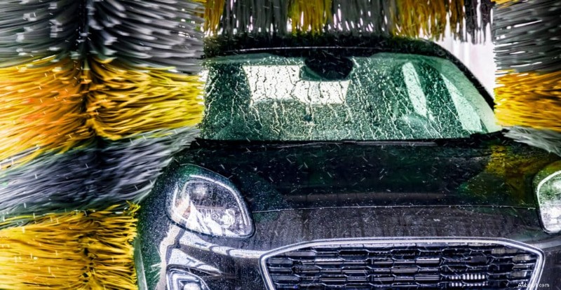 Automatische versus handmatige autowas:kies de beste zorg voor uw voertuig 