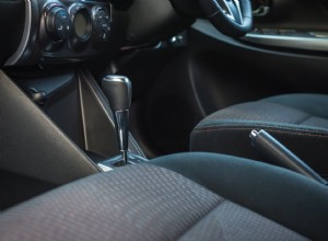 Snelle en eenvoudige technieken om zand uit uw auto te verwijderen 