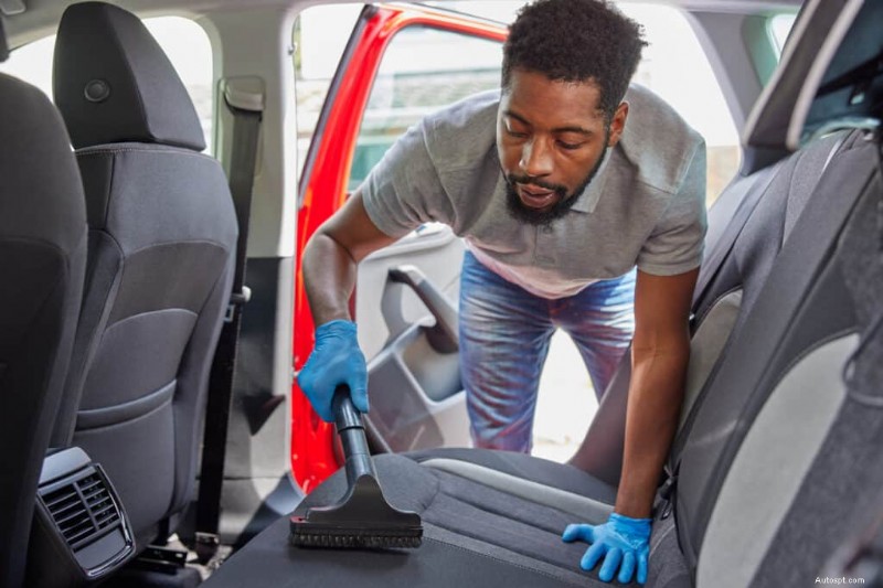 Snelle en eenvoudige technieken om zand uit uw auto te verwijderen 