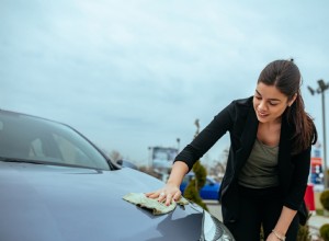 Gids van experts:hoe u auto-insignes en emblemen kunt reinigen voor een onberispelijke afwerking 