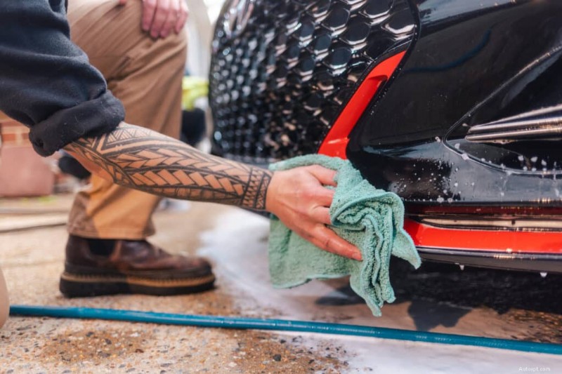 Gids van experts:hoe u auto-insignes en emblemen kunt reinigen voor een onberispelijke afwerking 