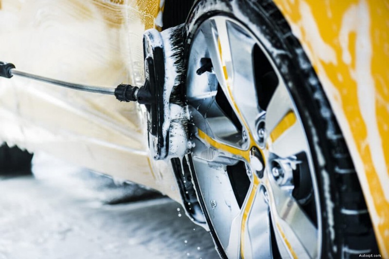 Autoservice versus detaillering:welke service houdt uw voertuig onberispelijk? 