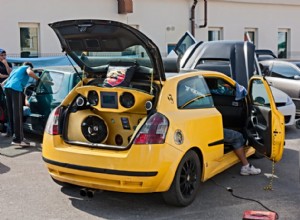 Uitgebreide gids voor het upgraden van uw auto-interieur:voordelen, nadelen en aanpassingsideeën 