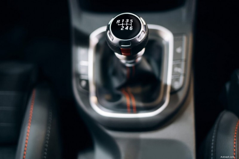 Uitgebreide gids voor het upgraden van uw auto-interieur:voordelen, nadelen en aanpassingsideeën 