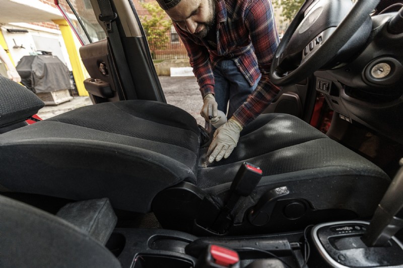 Moeiteloos auto-interieur opruimen:tips voor het verwijderen van gemorste melk 