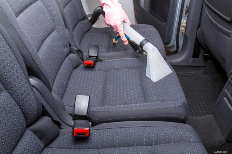 Moeiteloos auto-interieur opruimen:tips voor het verwijderen van gemorste melk 