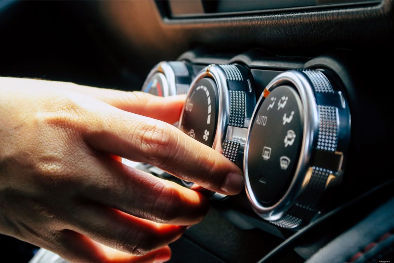 10 deskundige tips voor het onderhoud van uw auto in de zomer om uw voertuig soepel te laten rijden 
