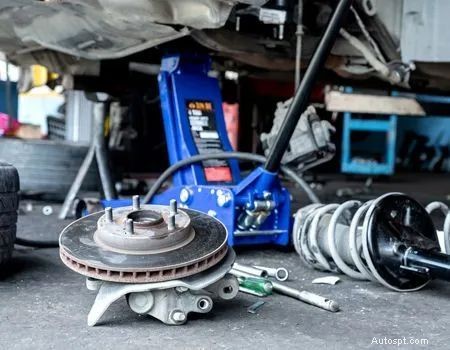 Belangrijke signalen dat de schokdempers van uw auto vervangen moeten worden 