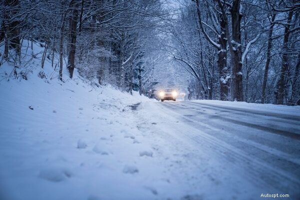 Snelle en veilige manieren om uw auto uit de sneeuw te halen 